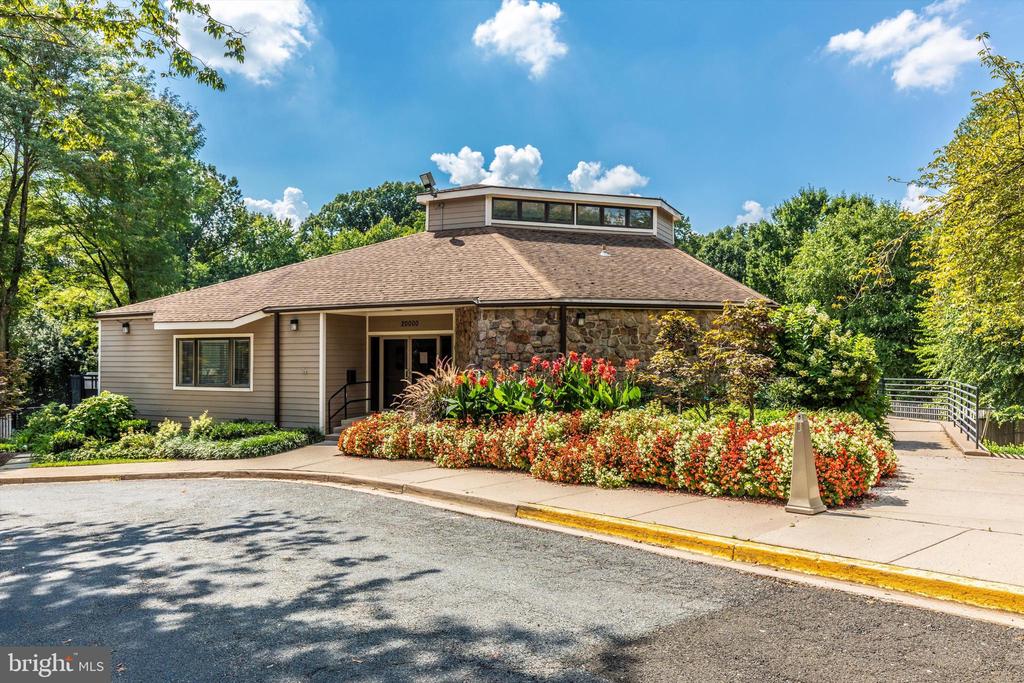 34 SPINNING WHEEL COURT
