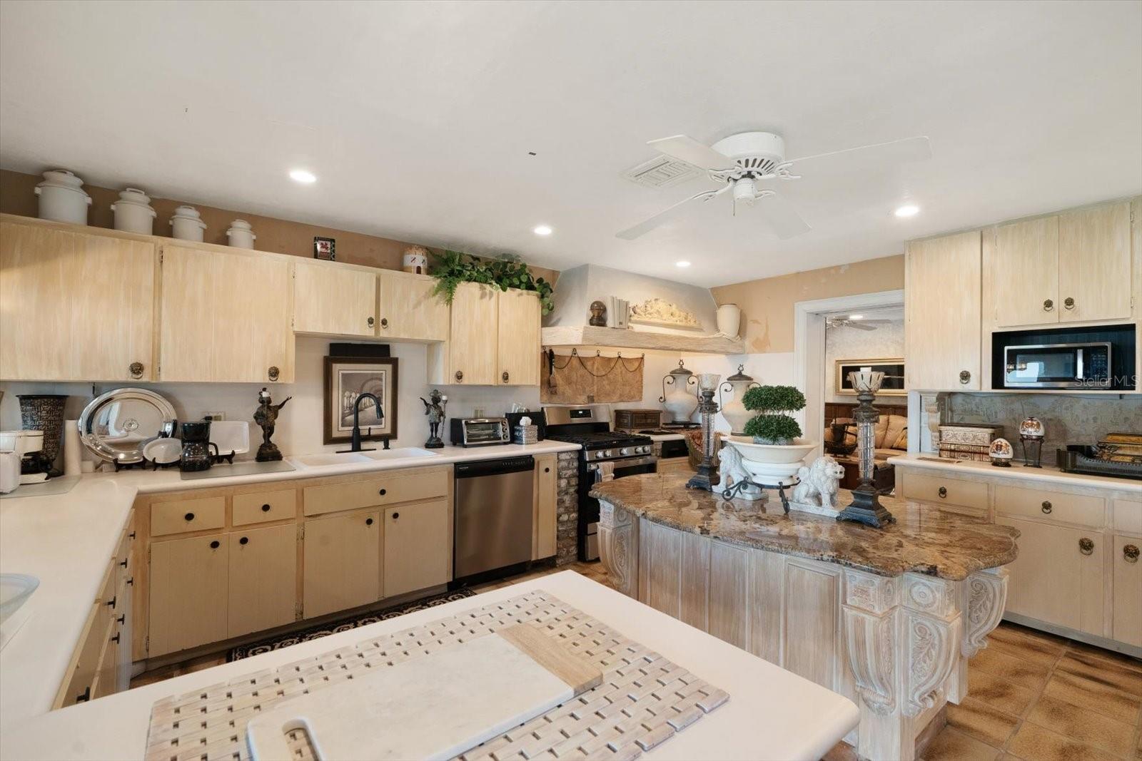 1010 JOHN ANDERSON DR