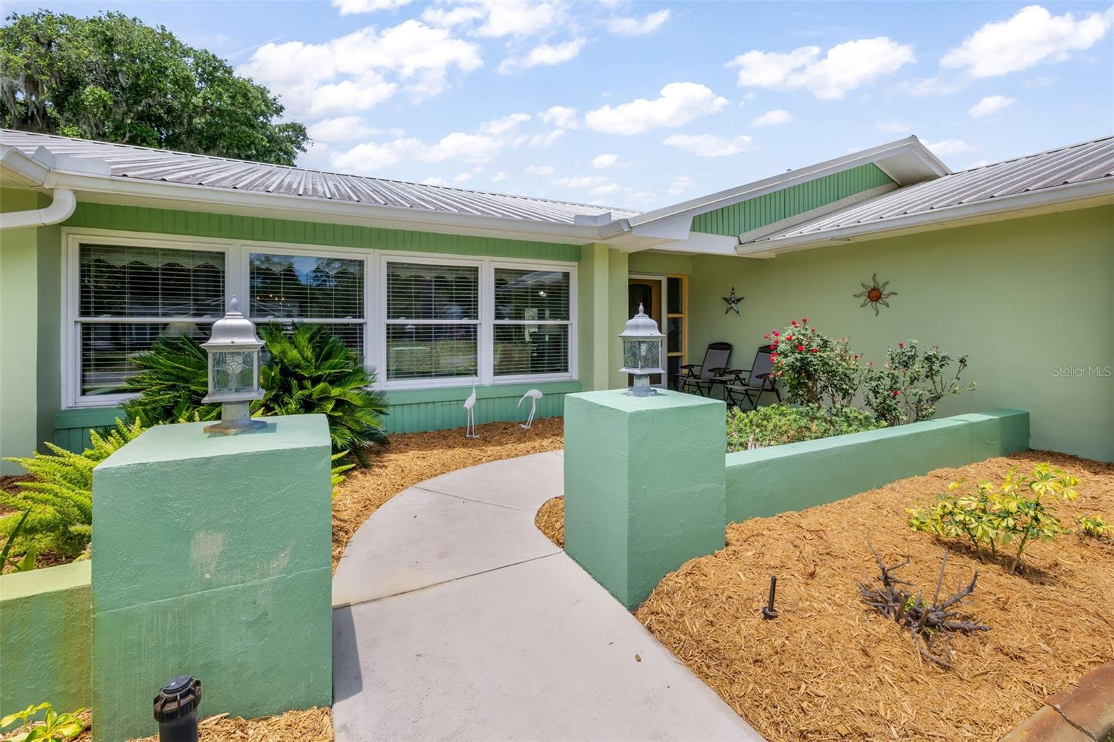 8 COURTNEY PL
