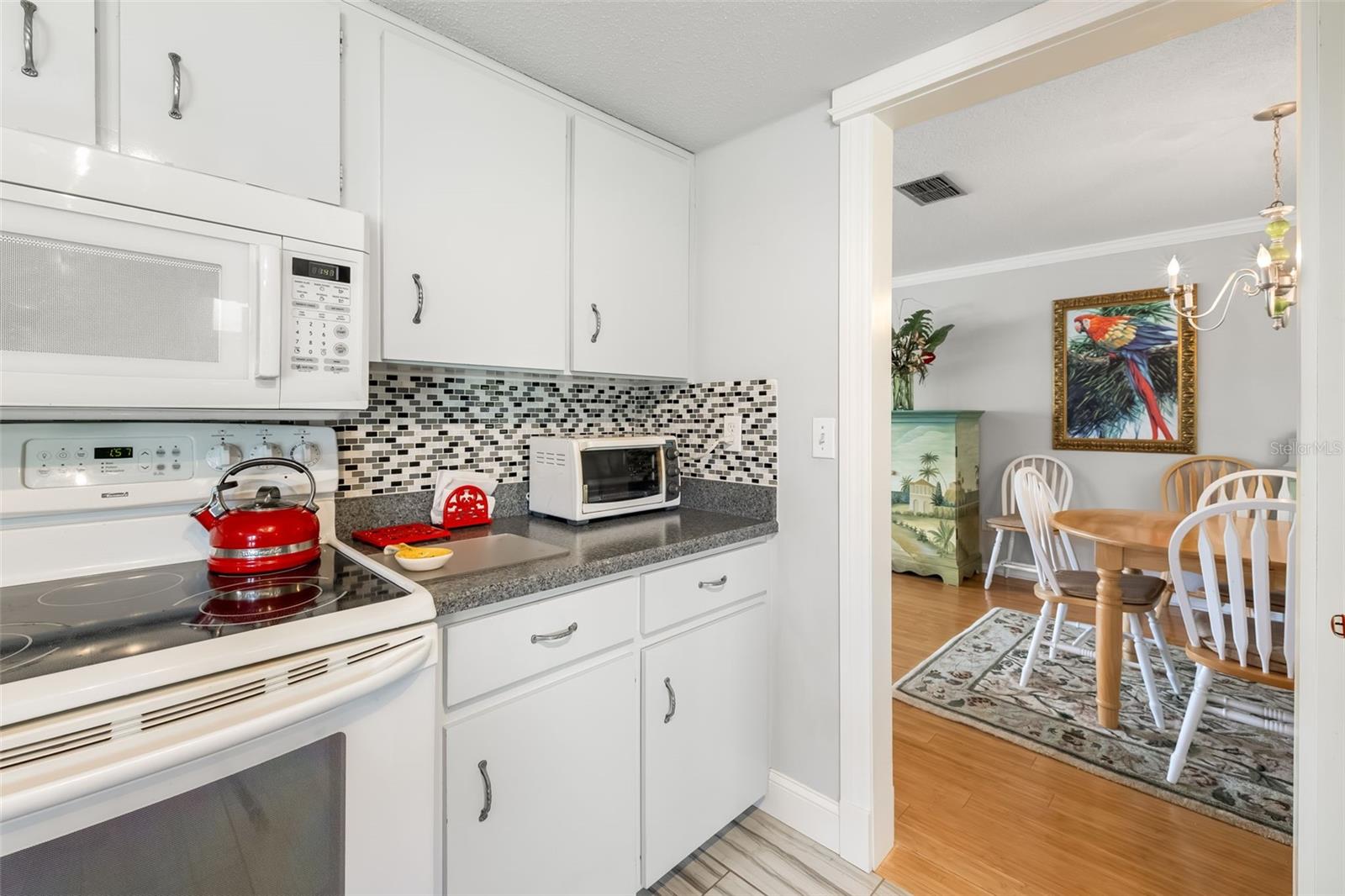8 COURTNEY PL