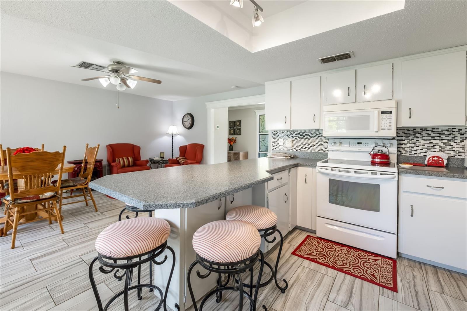 8 COURTNEY PL