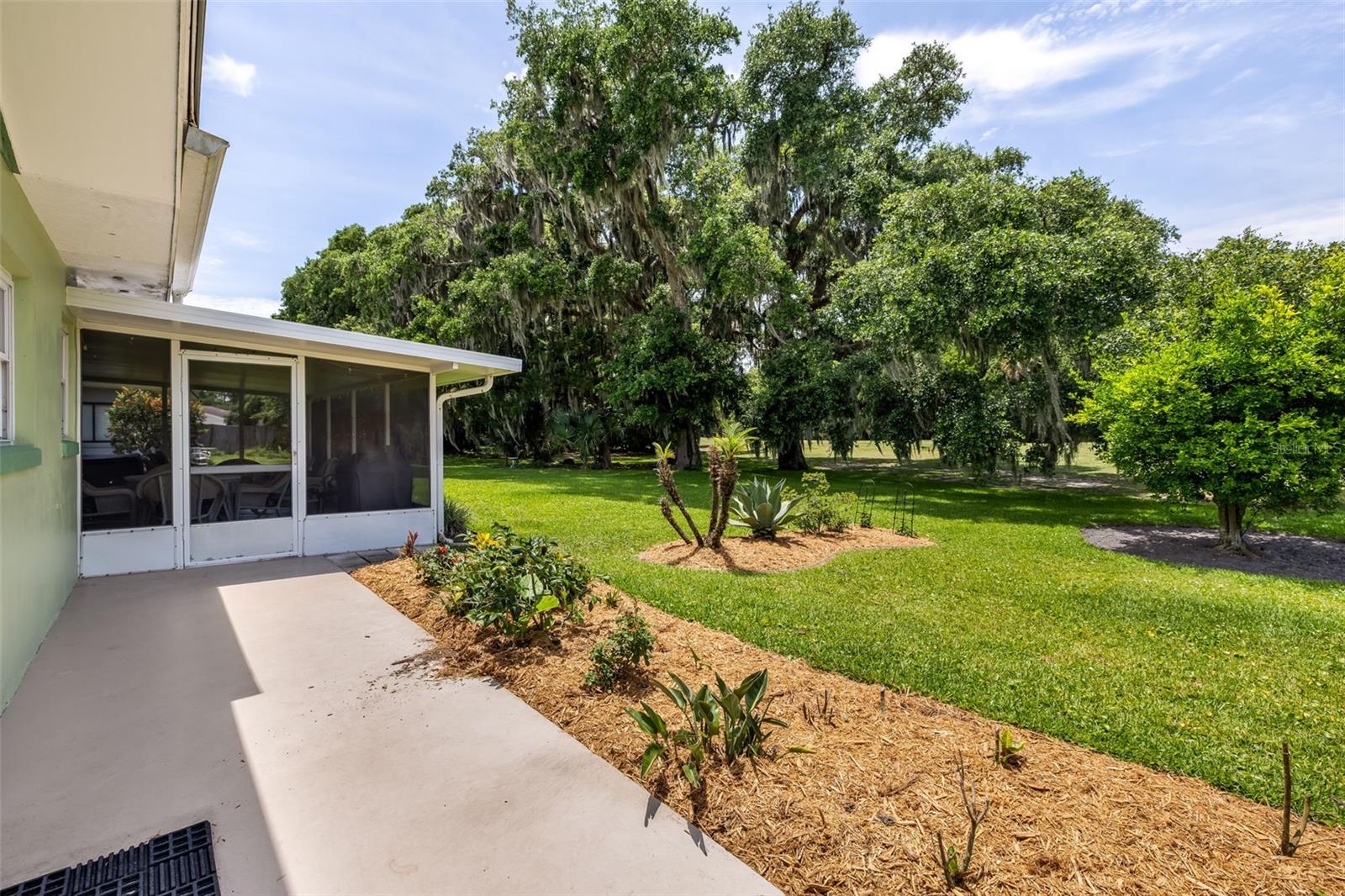 8 COURTNEY PL