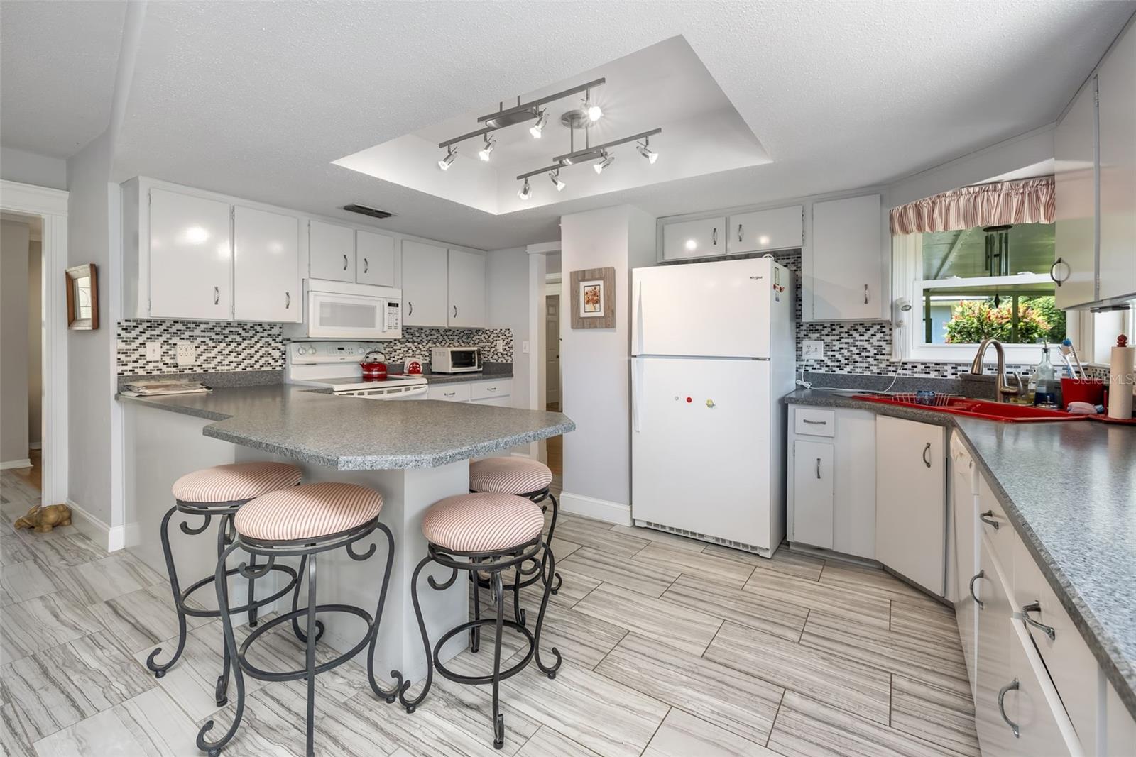 8 COURTNEY PL