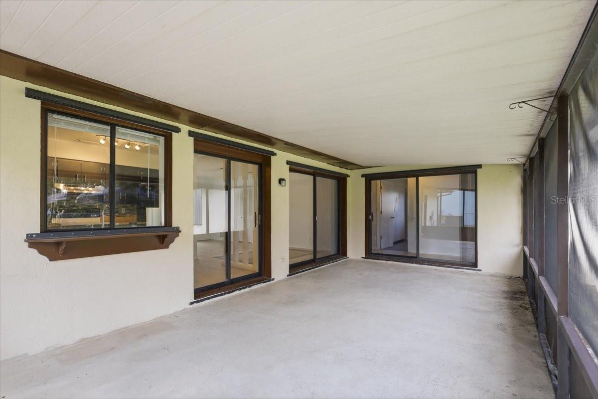 10 FENWICK LN