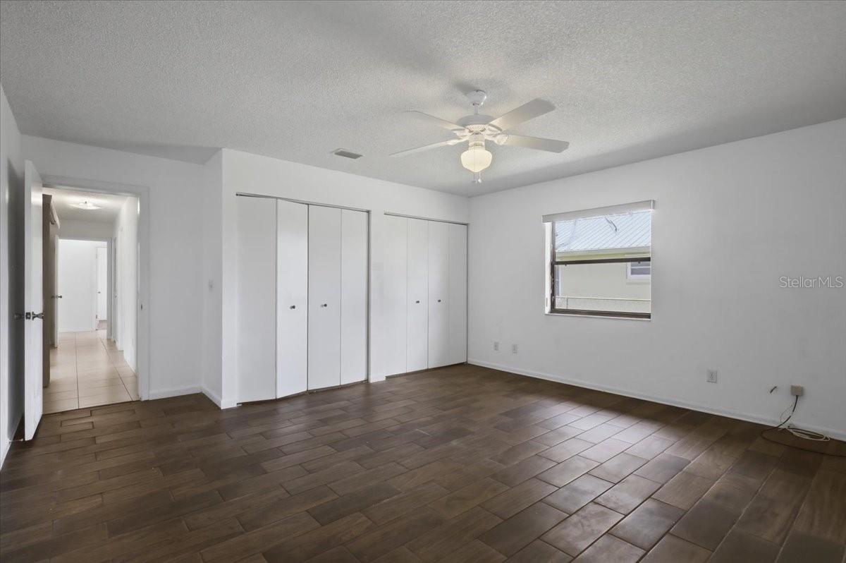 10 FENWICK LN