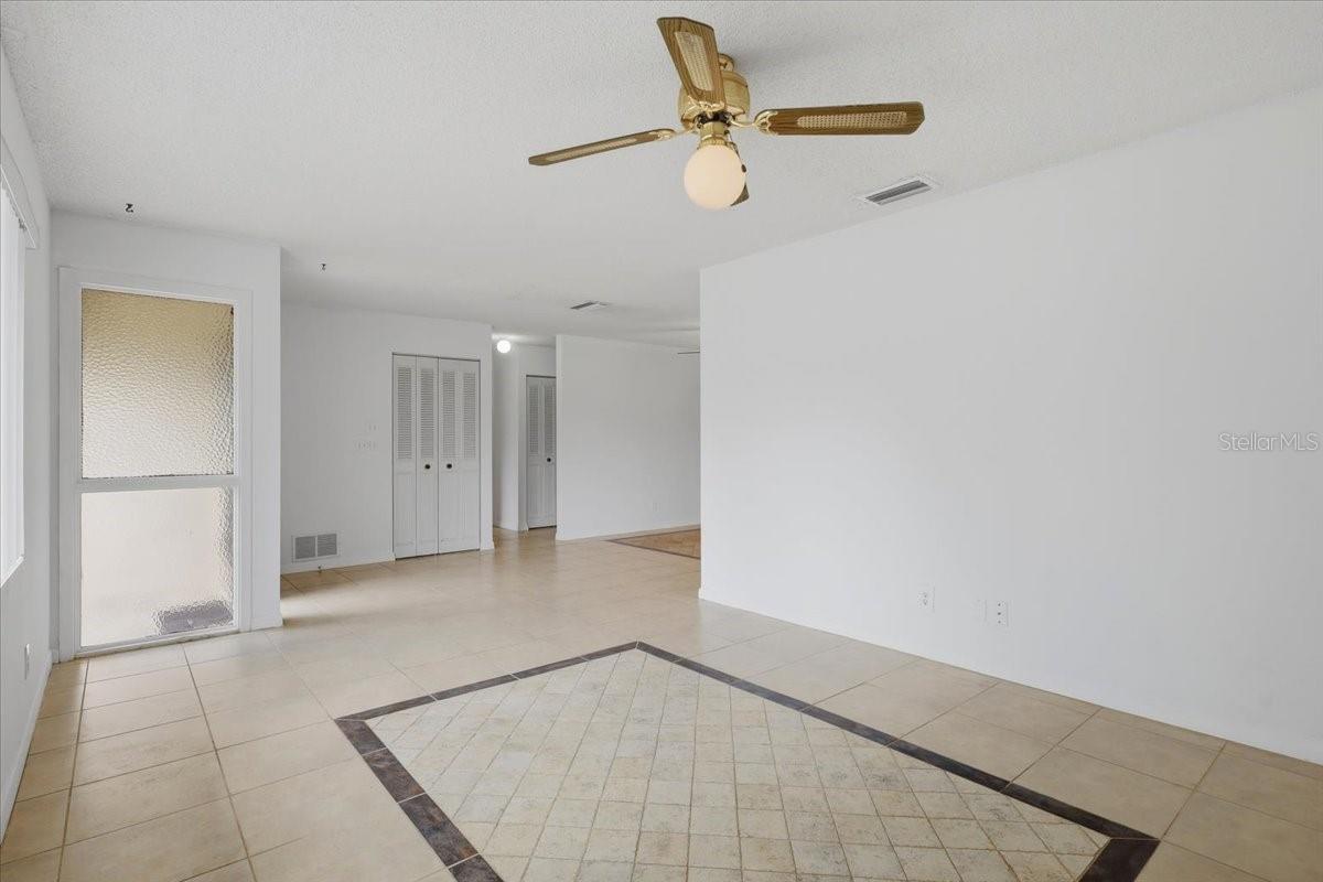 10 FENWICK LN