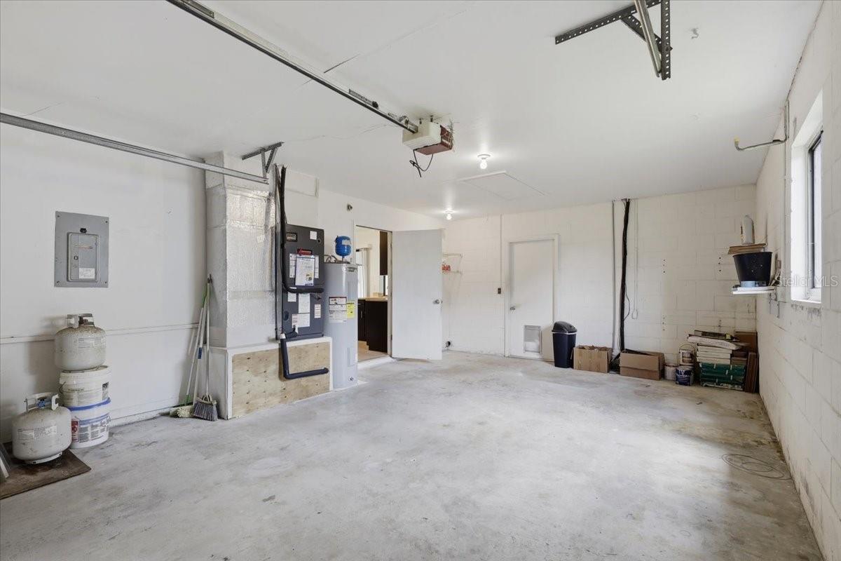 10 FENWICK LN
