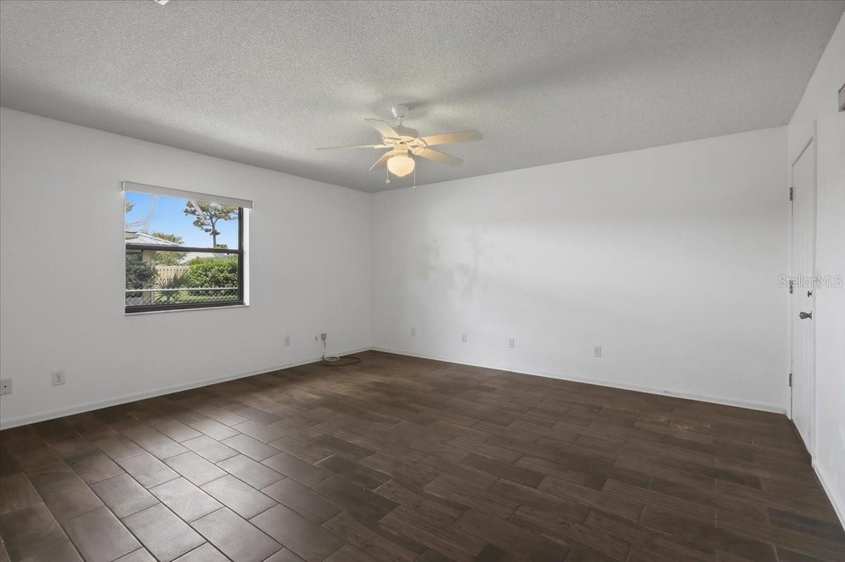 10 FENWICK LN