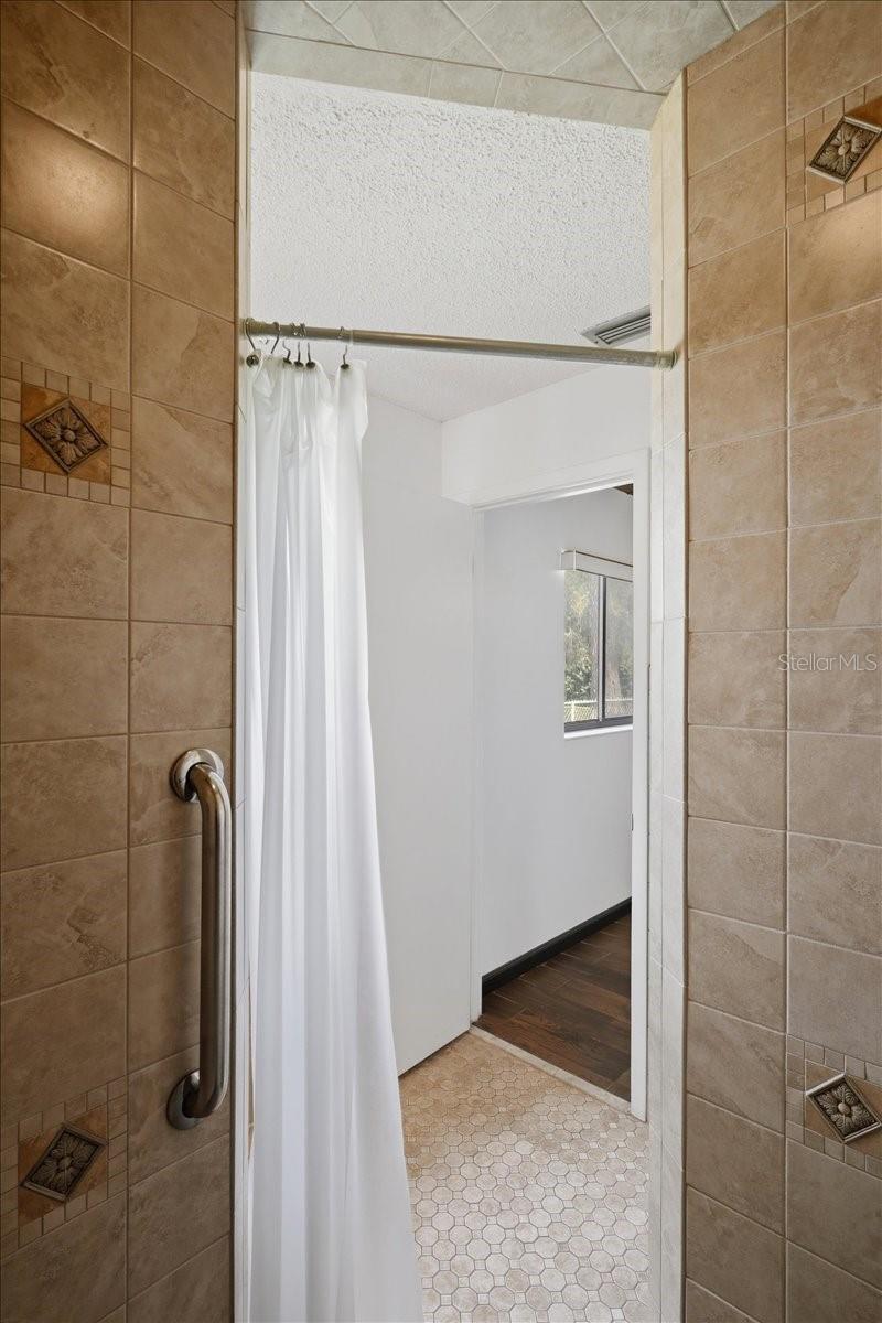 10 FENWICK LN