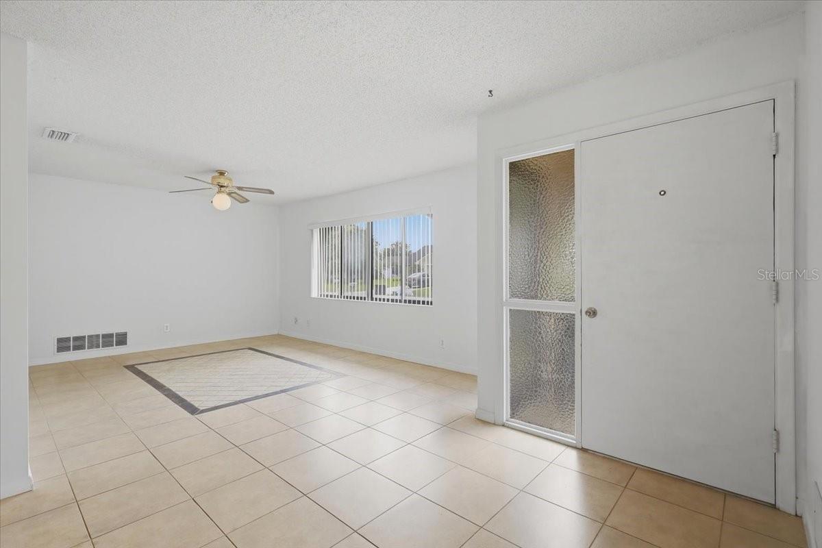 10 FENWICK LN