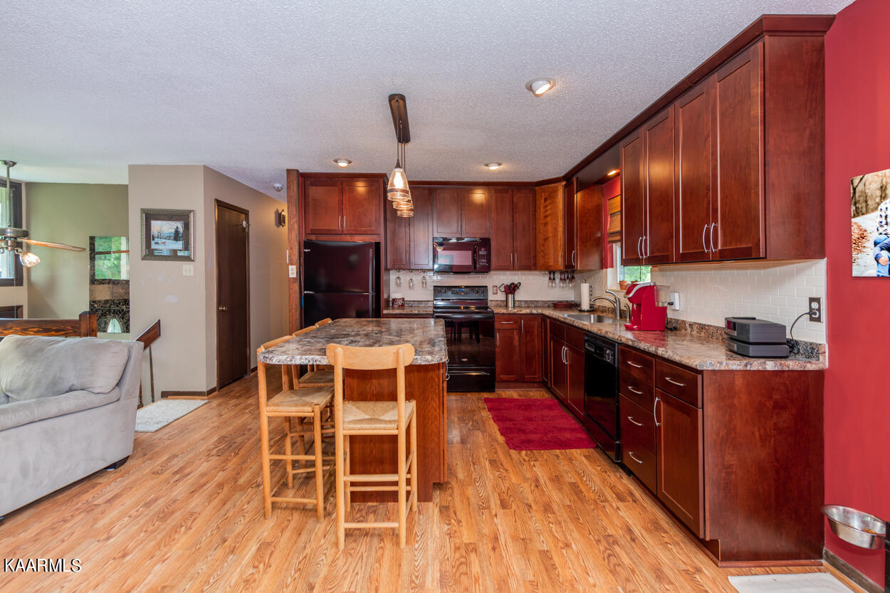 559 Burnett Station Rd