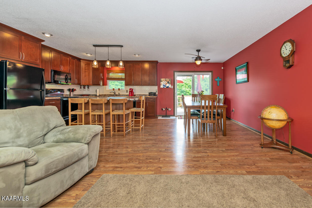559 Burnett Station Rd