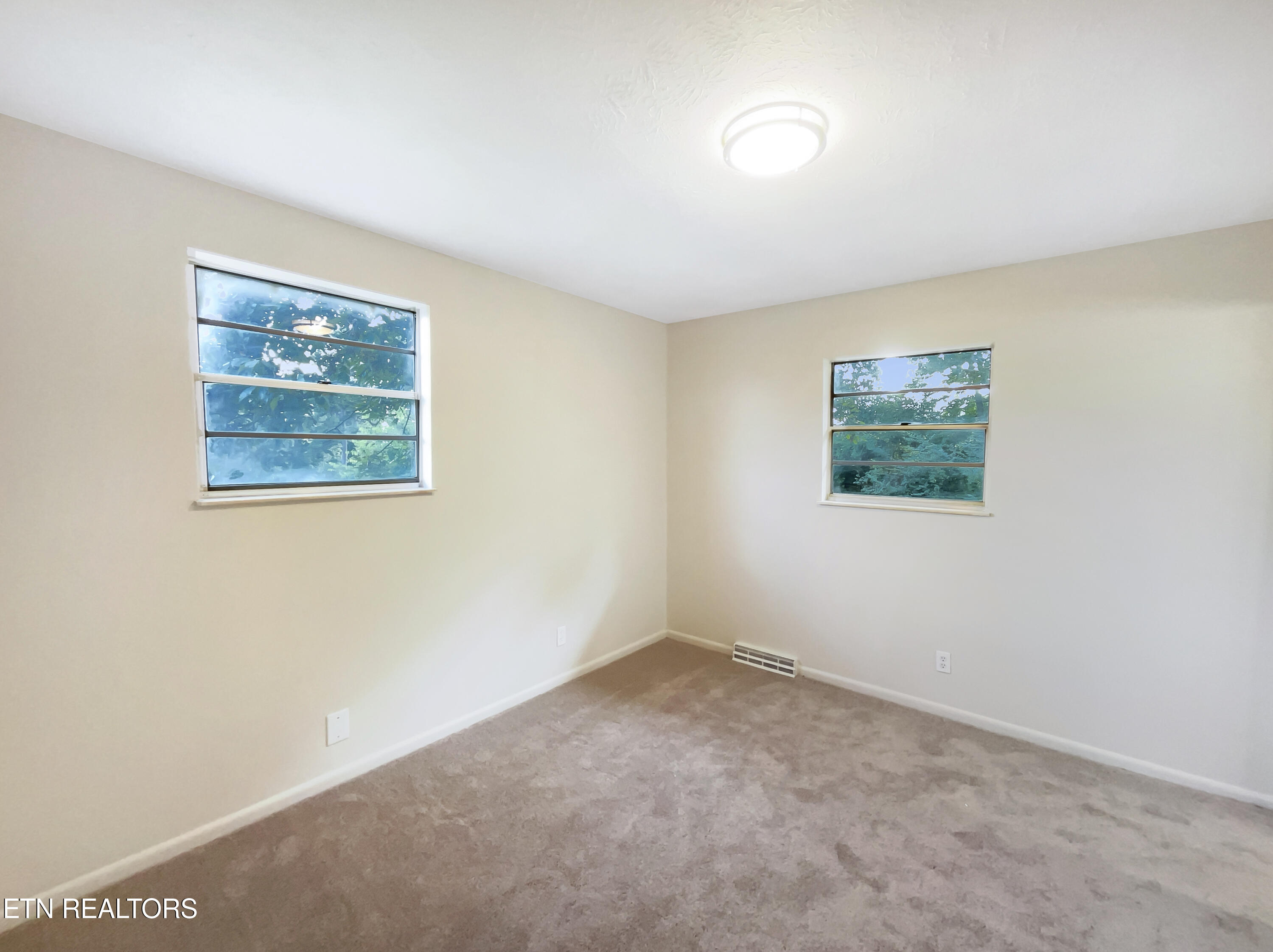 2033 Highland Rd
