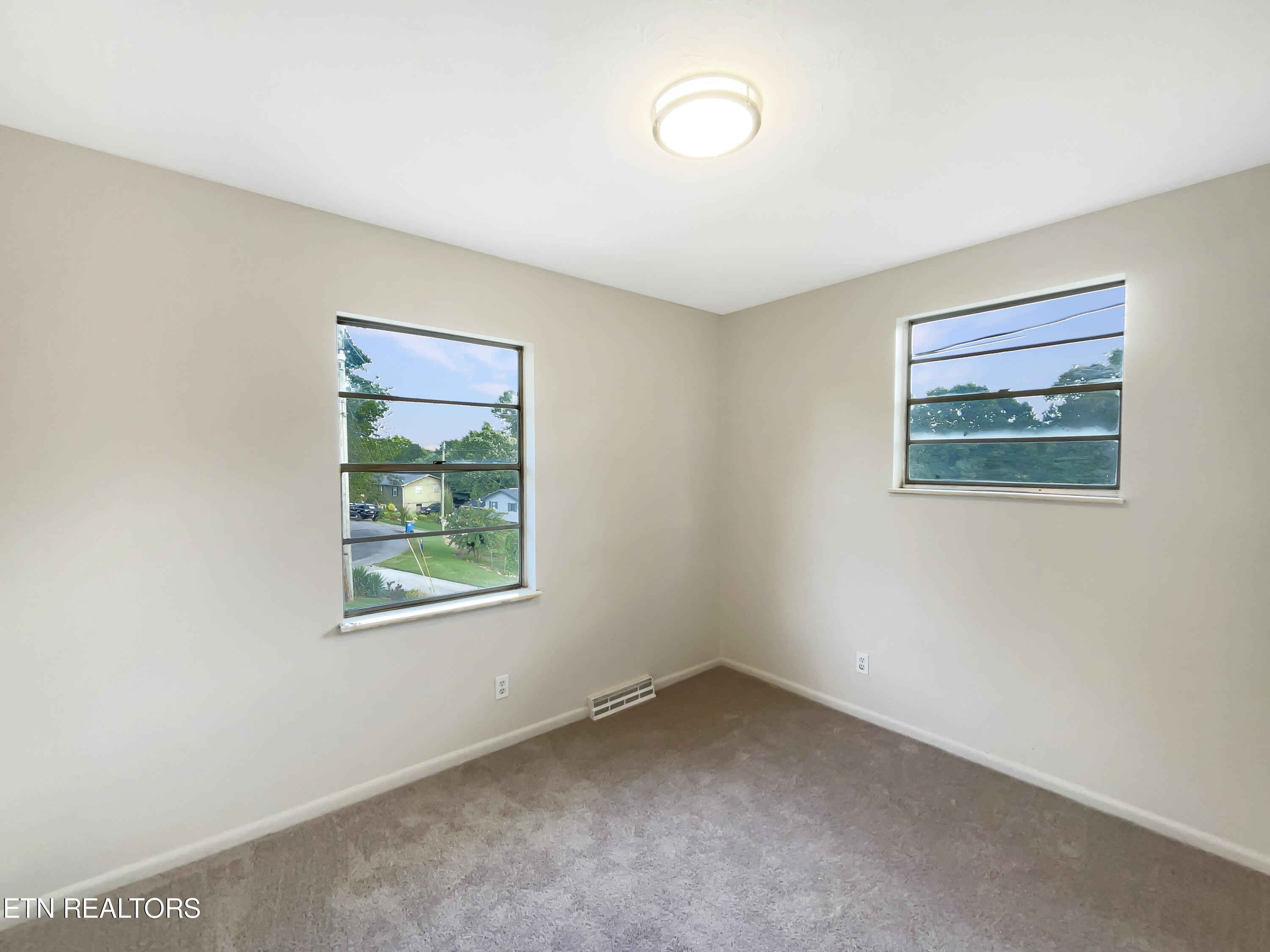 2033 Highland Rd