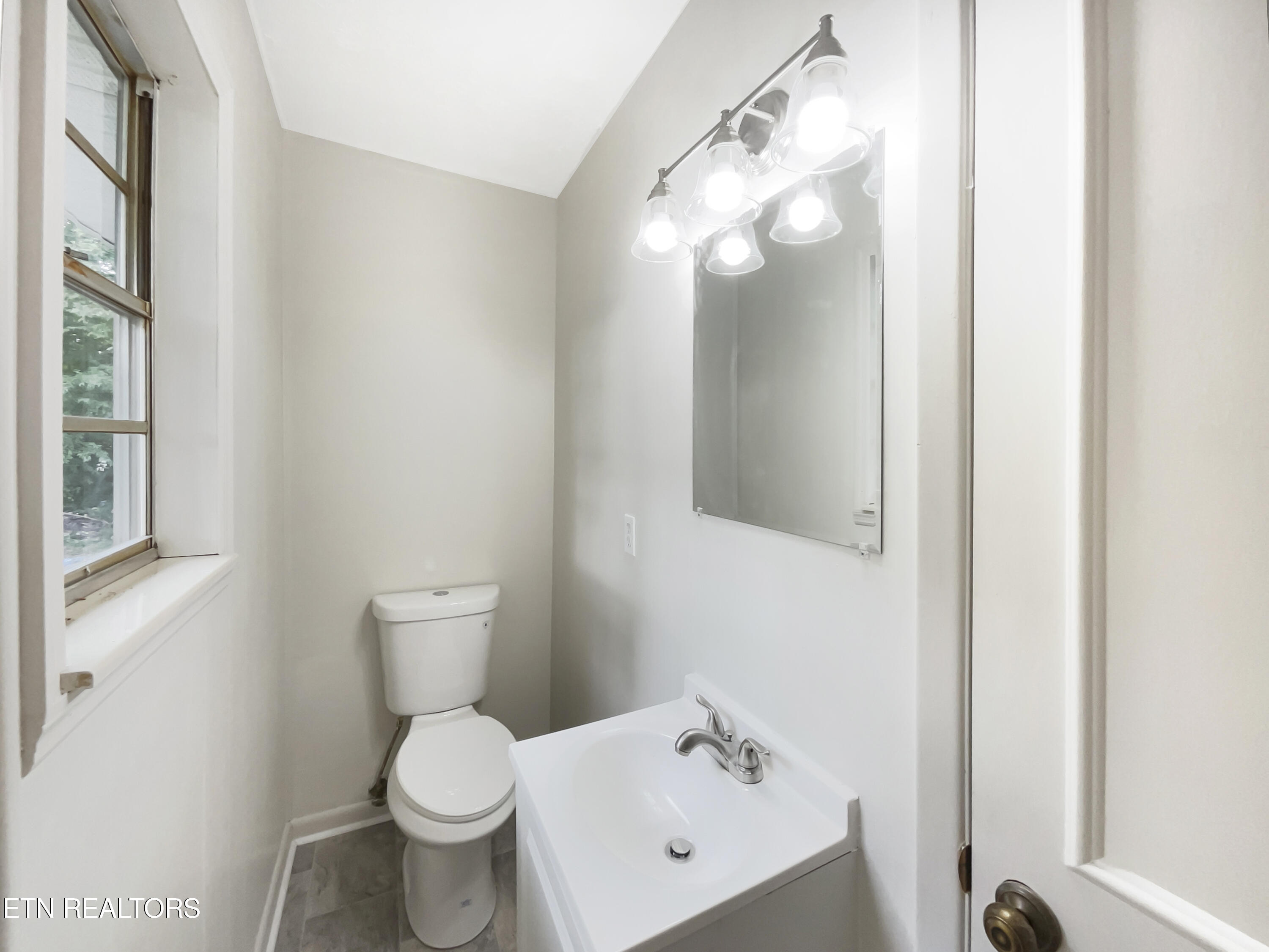 2033 Highland Rd