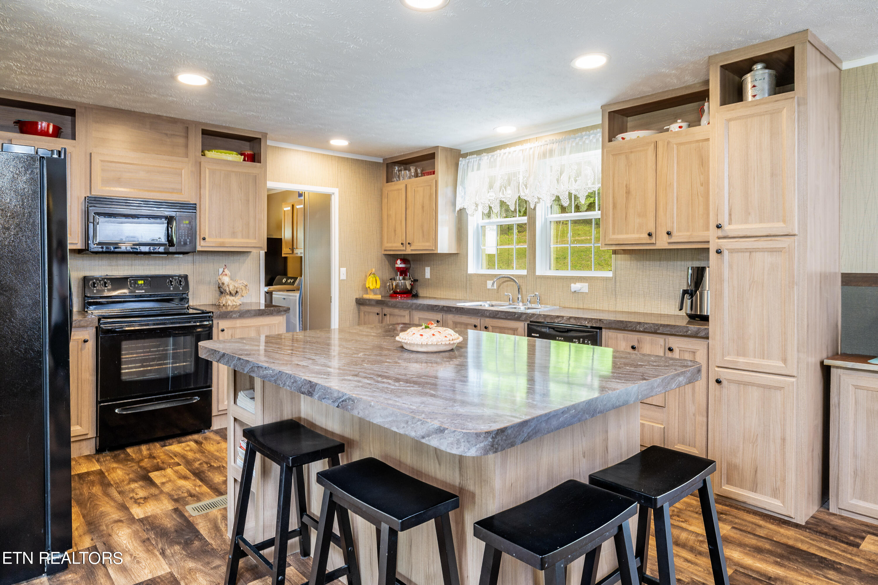 1614 Tom McCall Rd