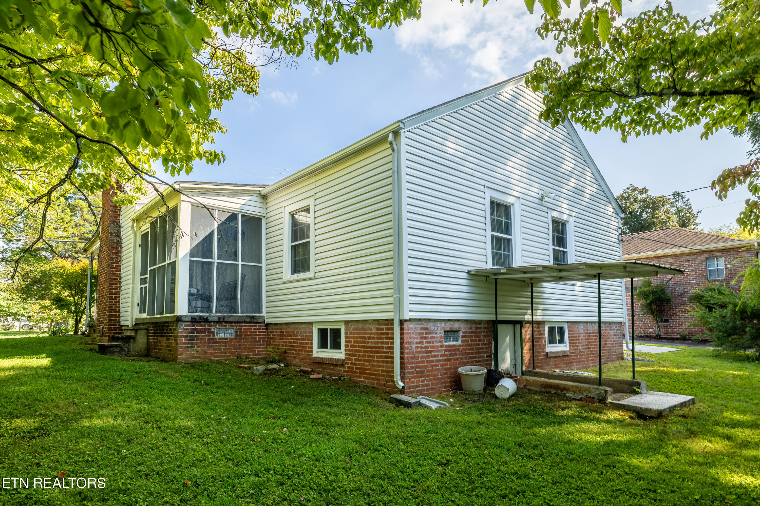 1039 Young Ave