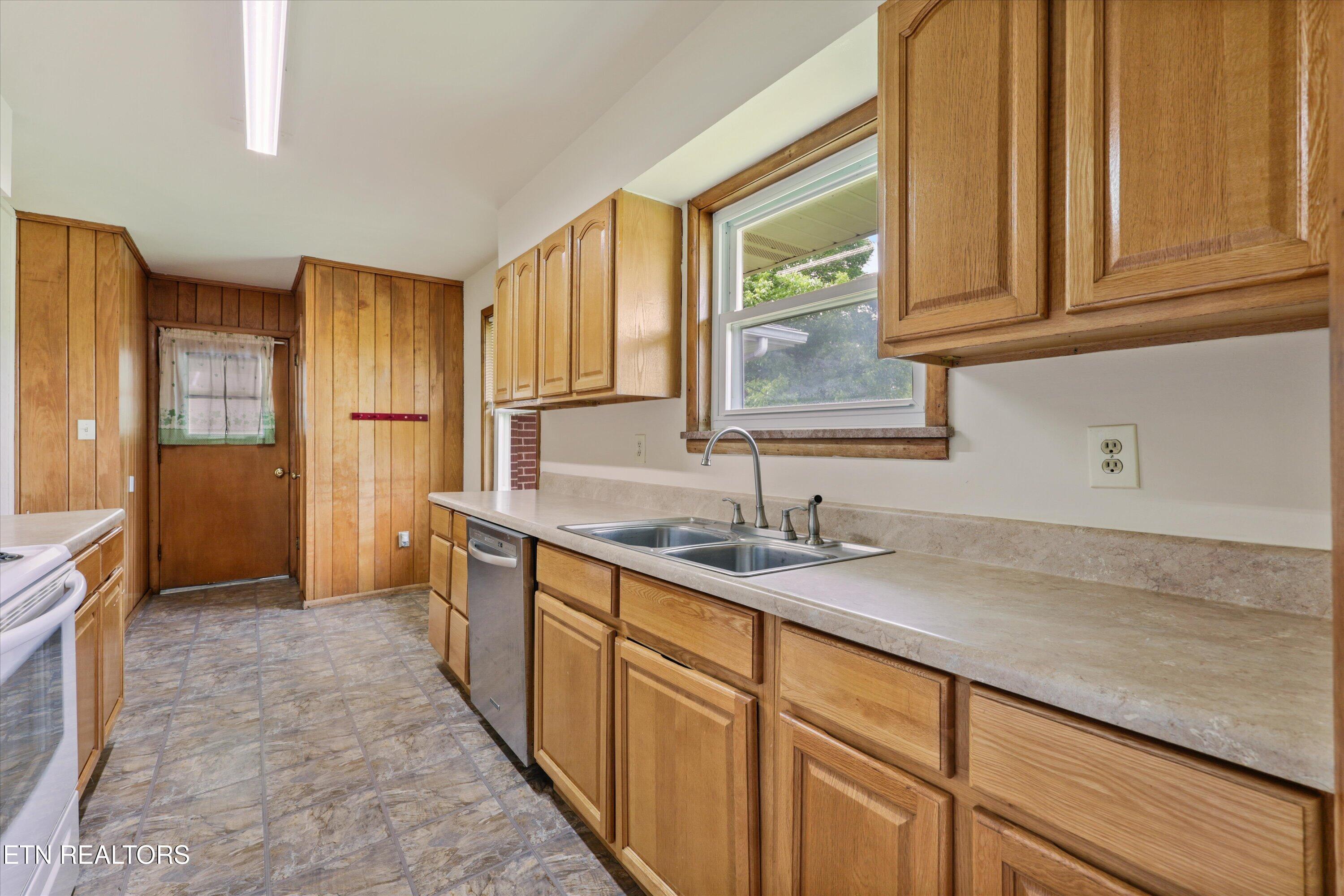 407 W College Ave