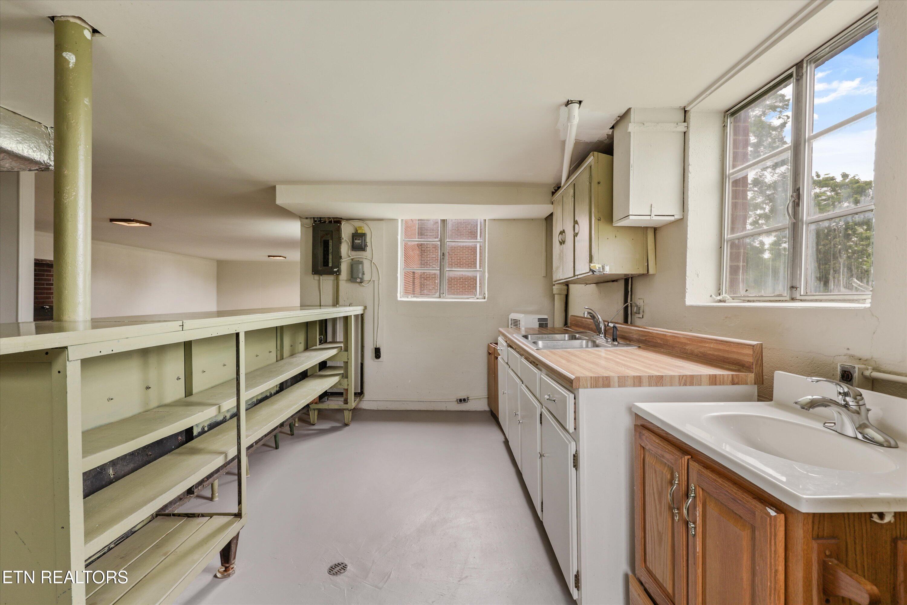 407 W College Ave