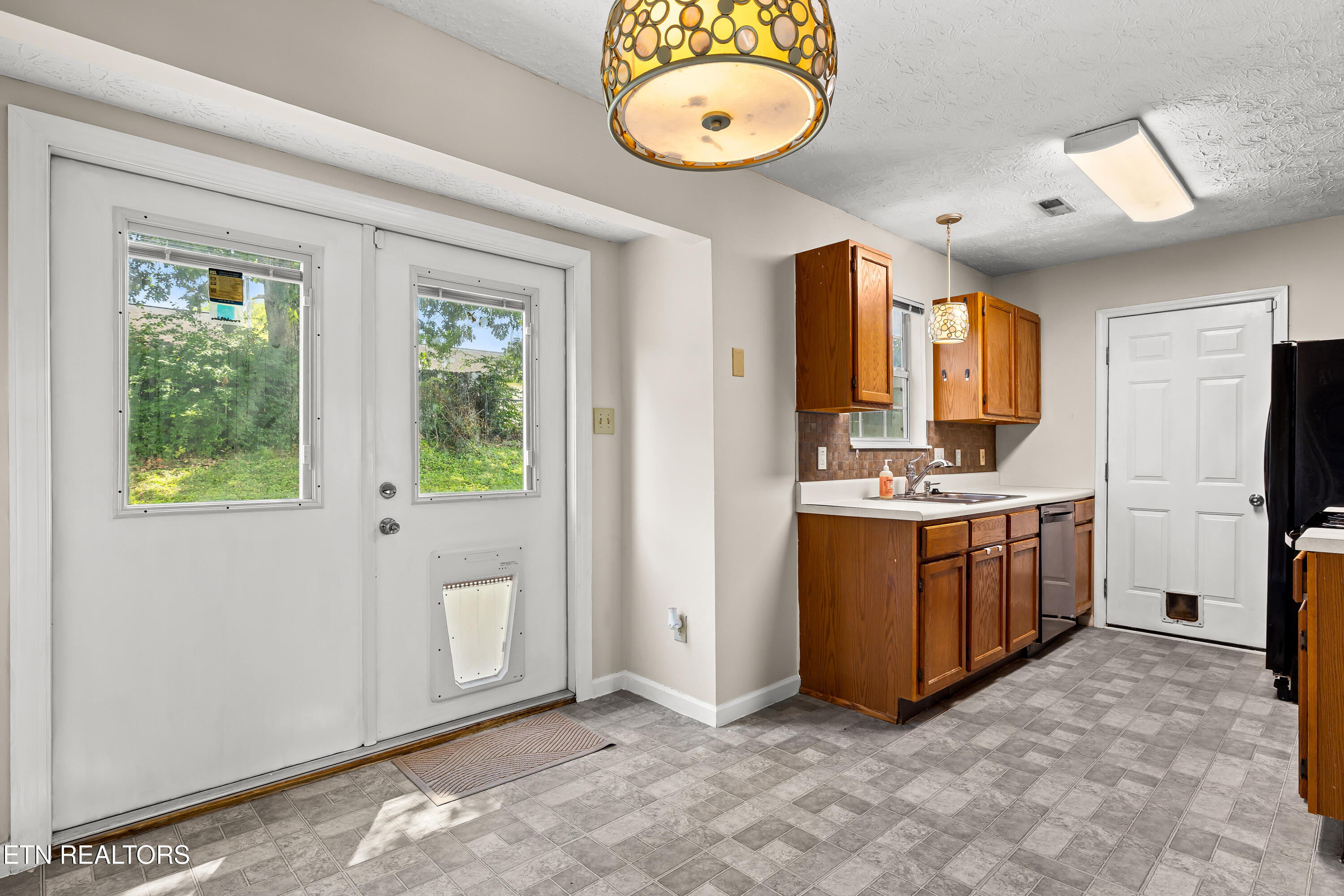 2403 Crestpark Rd