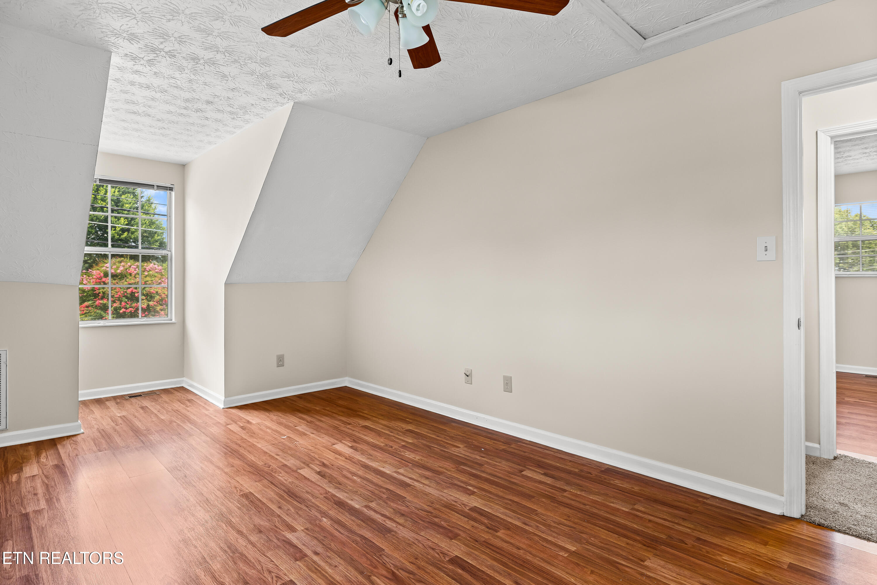 2403 Crestpark Rd