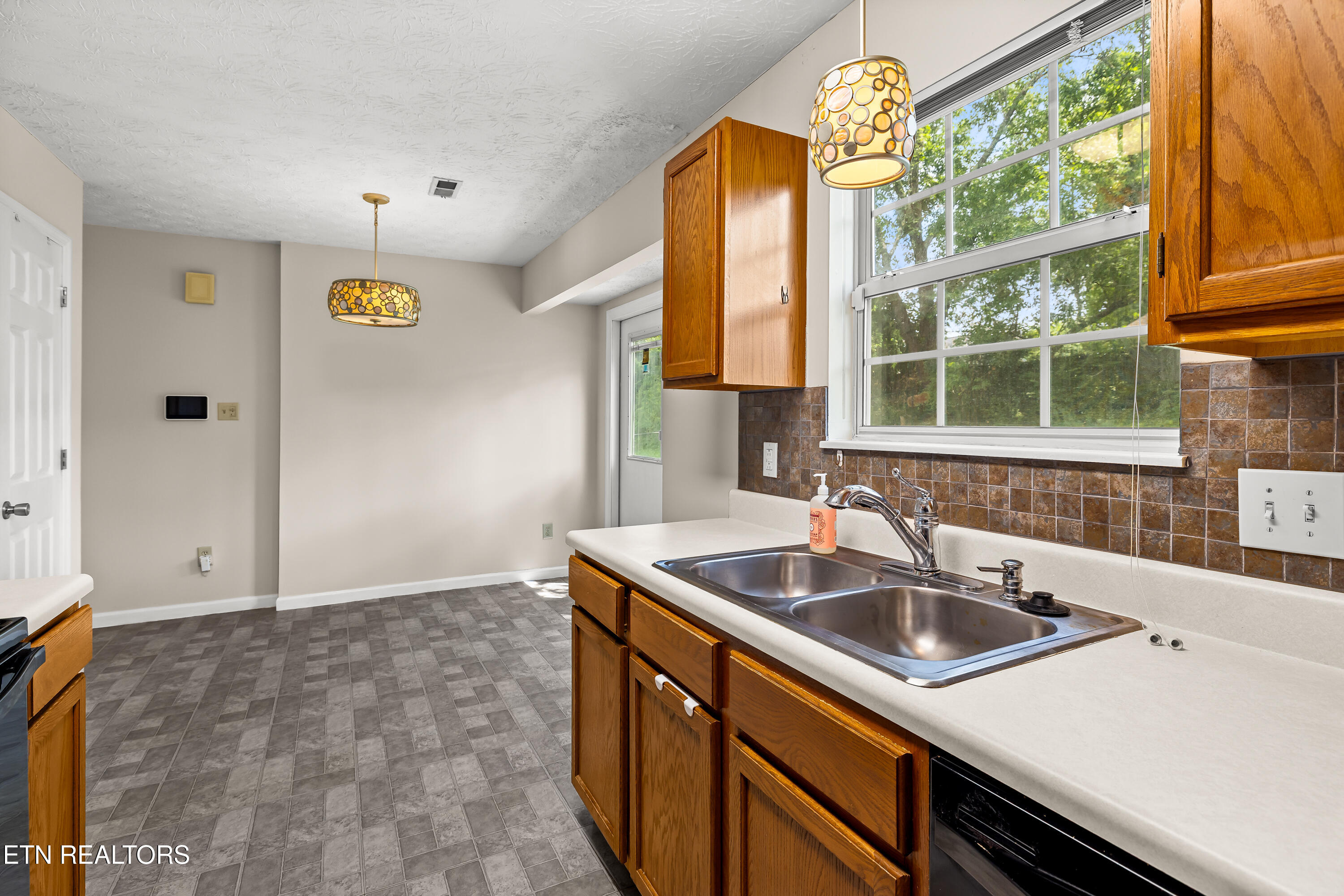 2403 Crestpark Rd