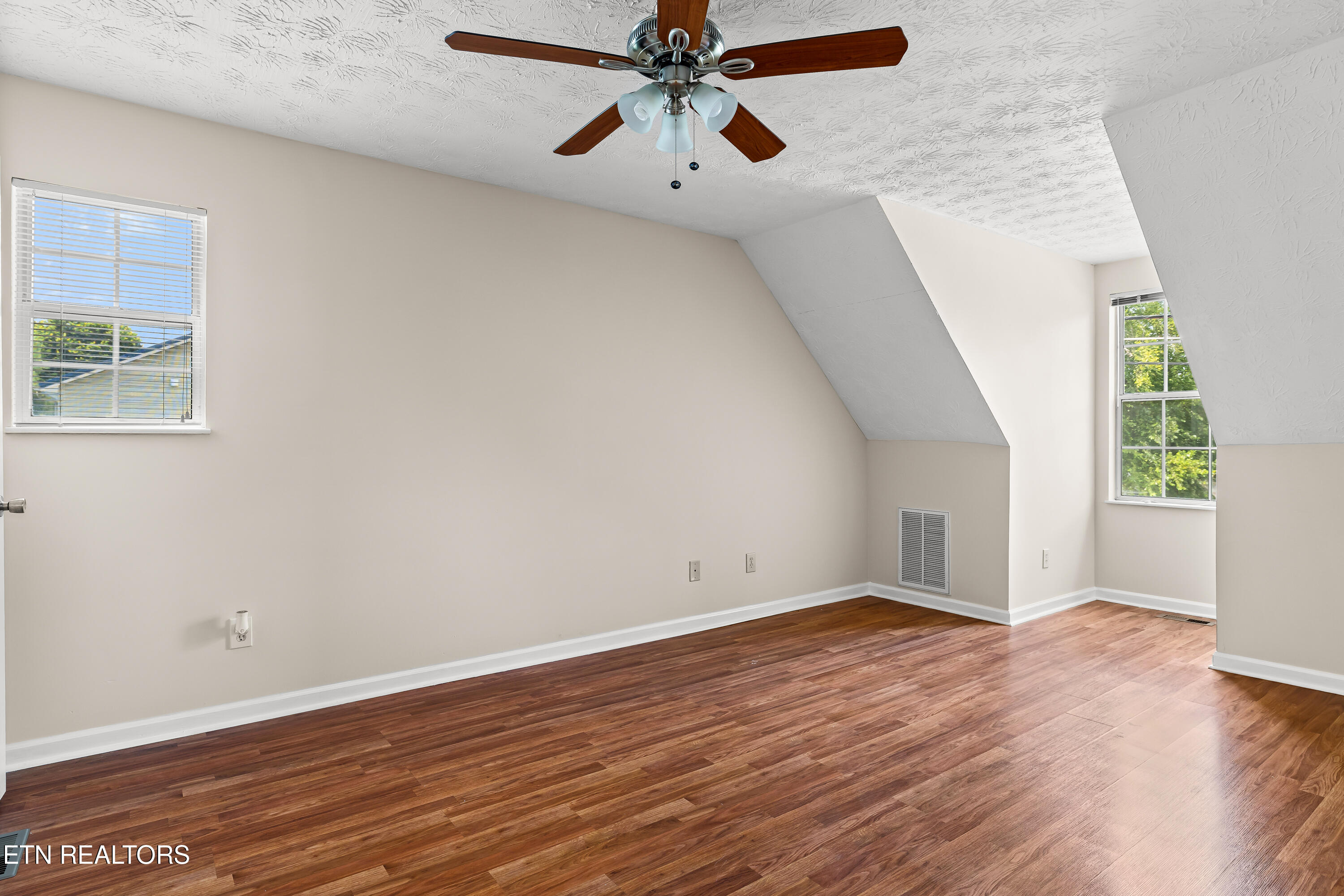 2403 Crestpark Rd
