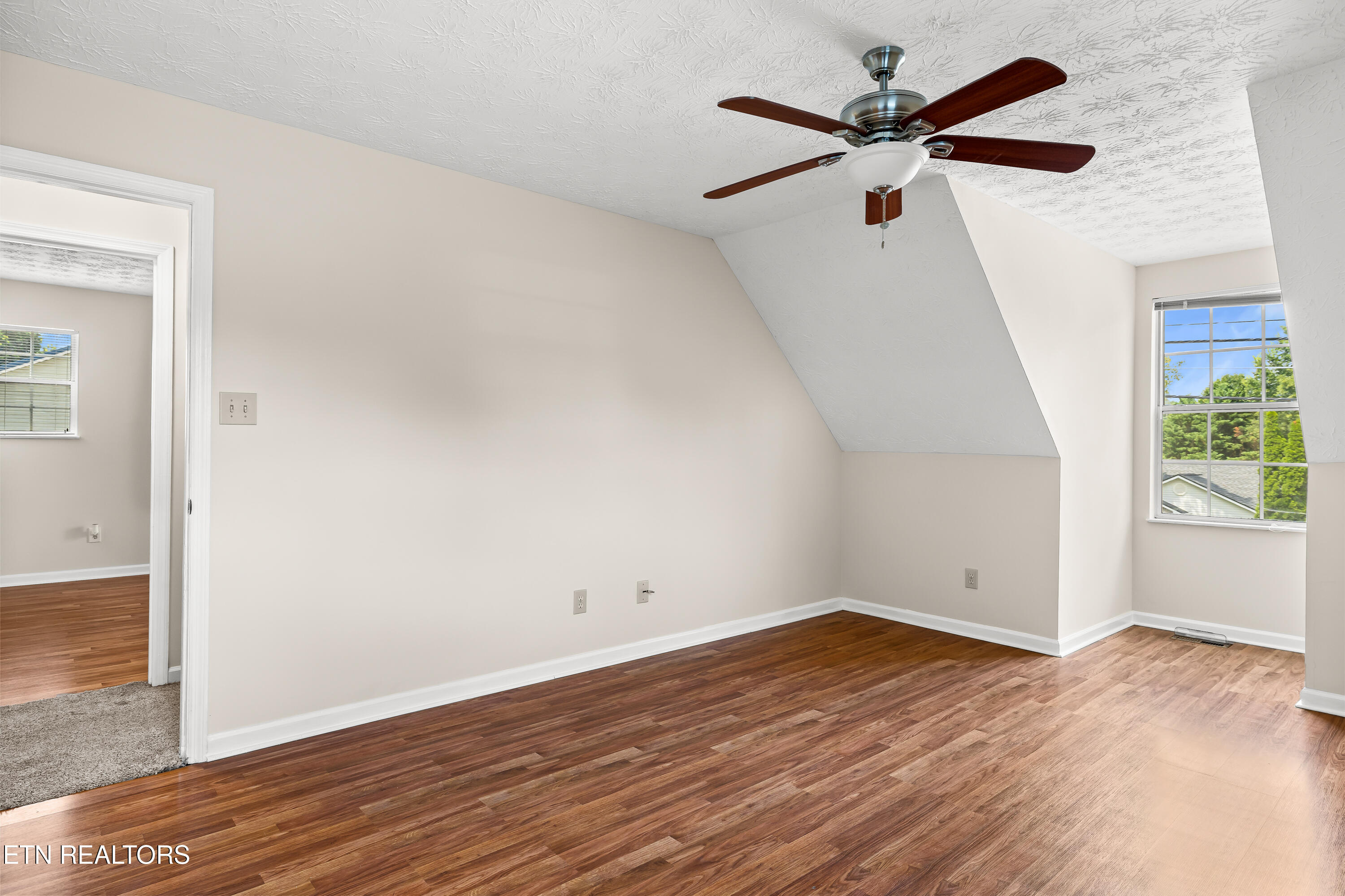 2403 Crestpark Rd
