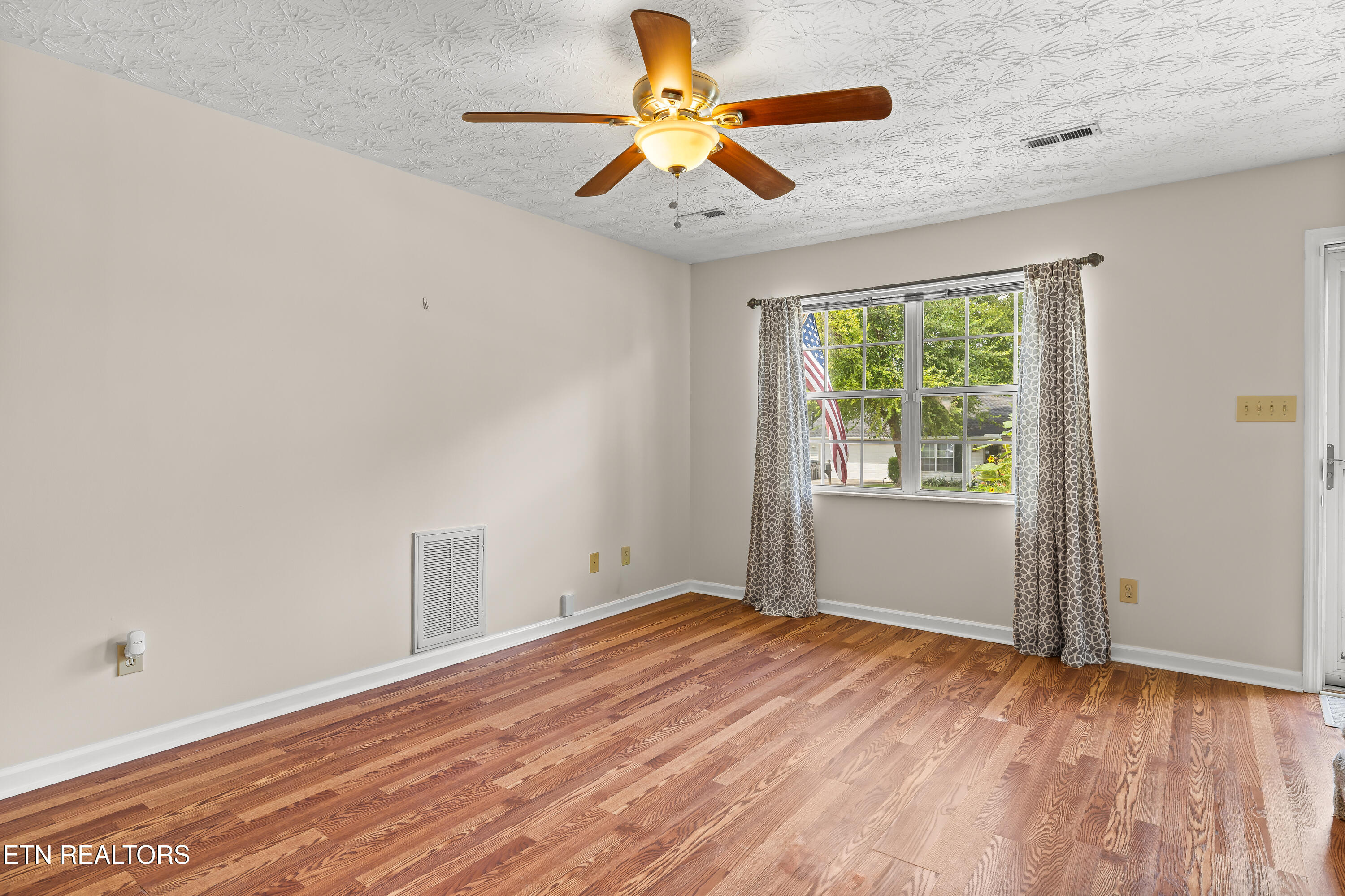 2403 Crestpark Rd