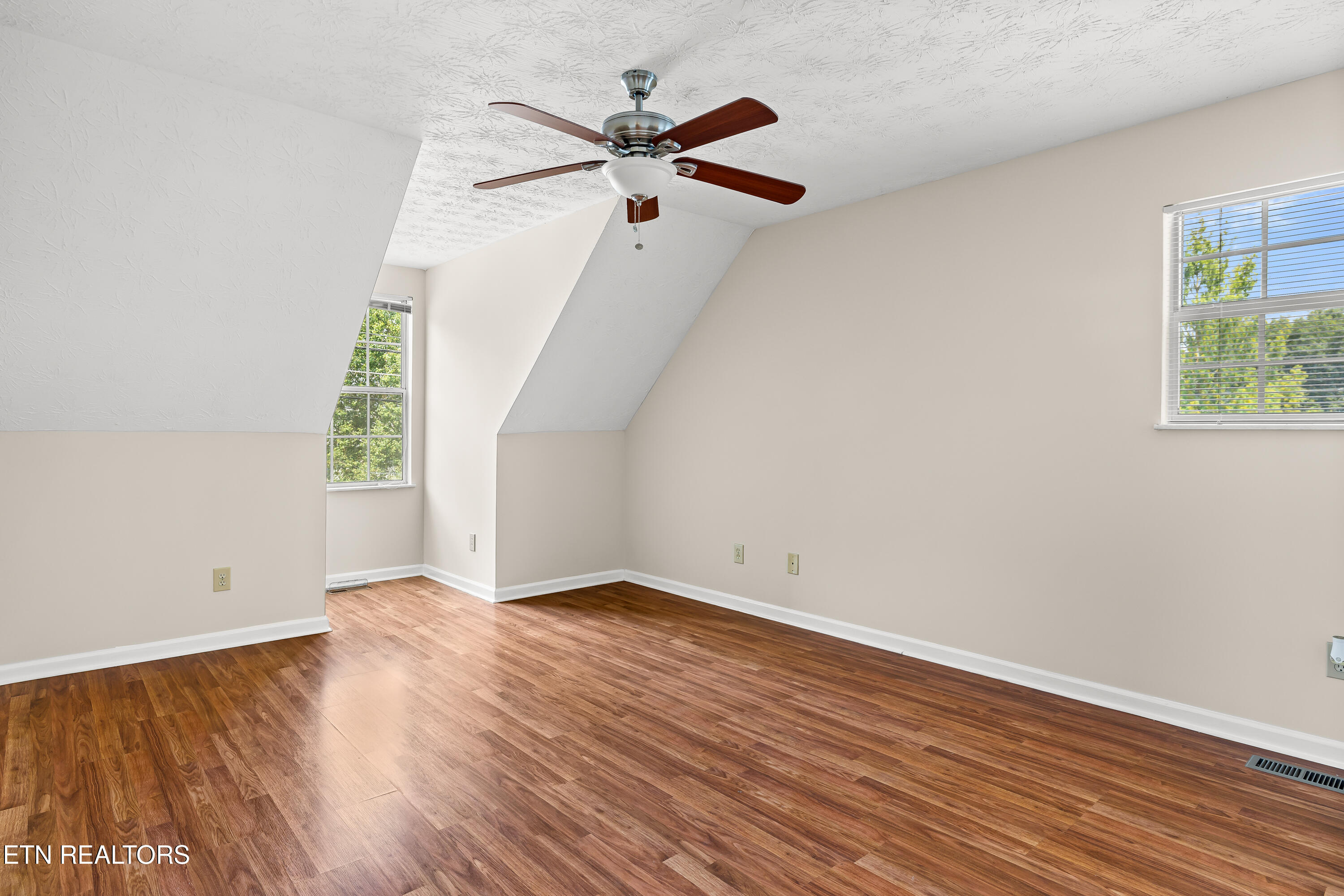 2403 Crestpark Rd