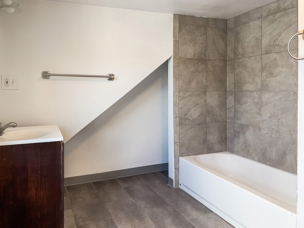 25 Laurel Street Unit: 2