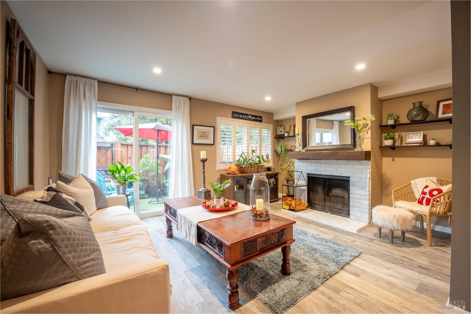 639 Racquet Club Cir