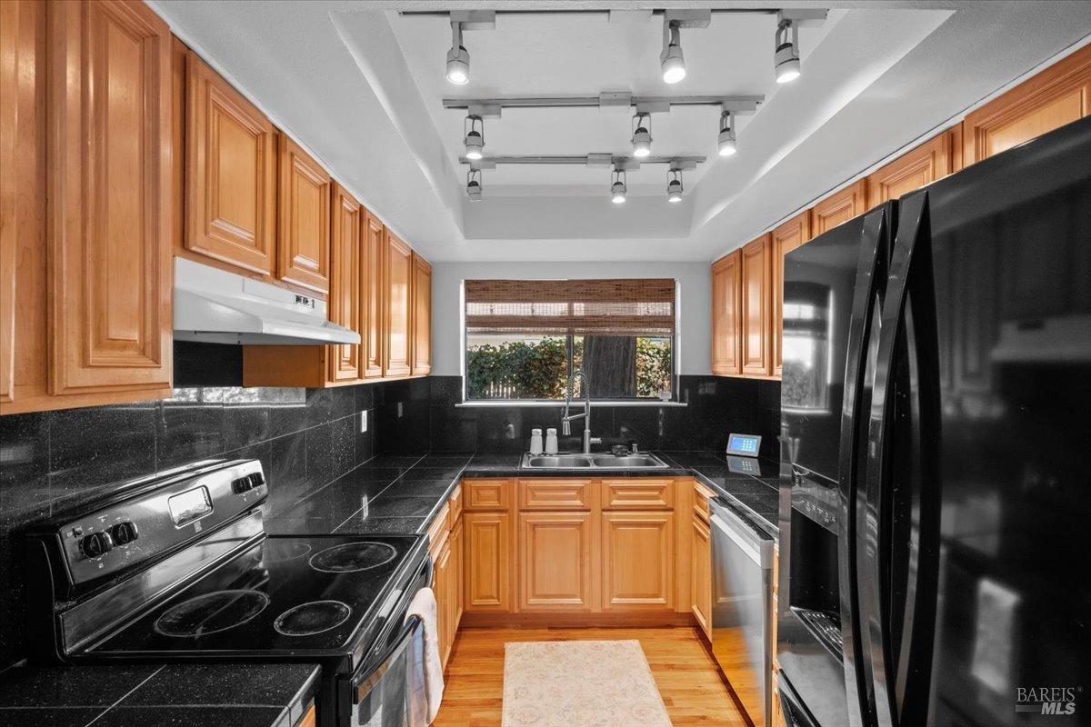 5014 Country Club Dr