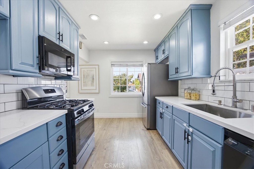 2118 W 177th