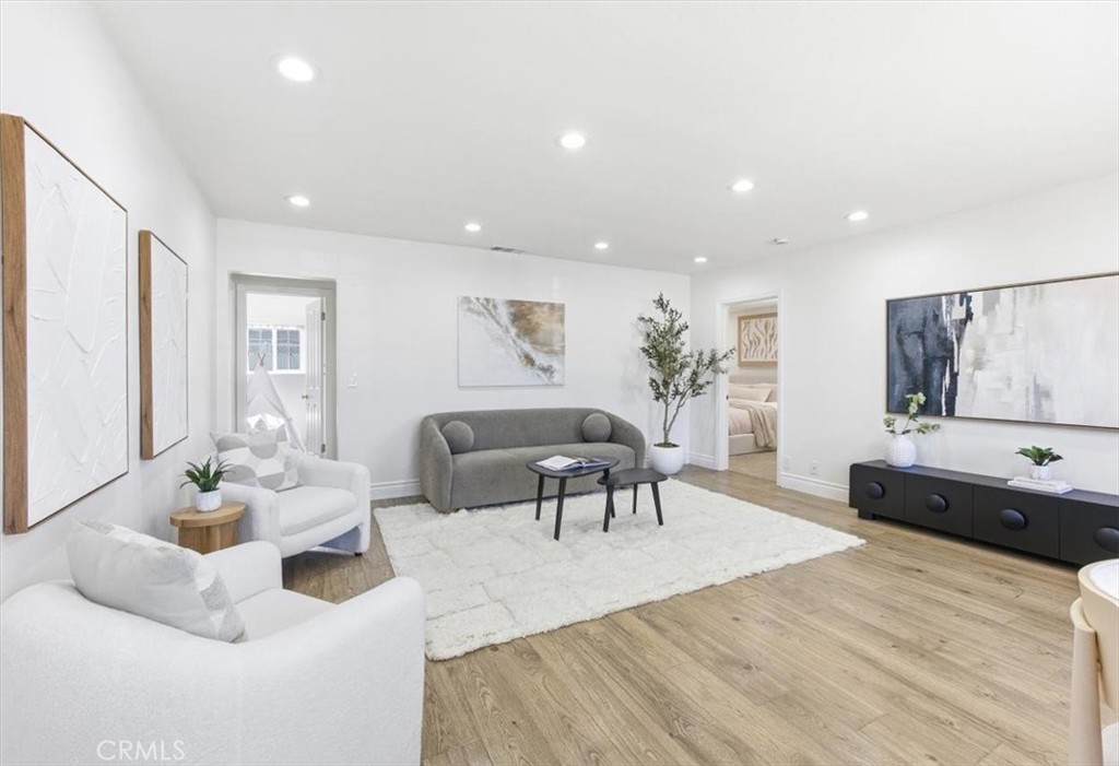 2118 W 177th
