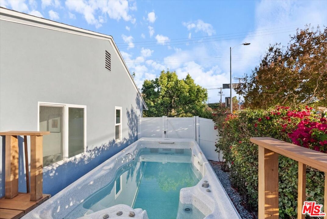 17453 Burbank Blvd