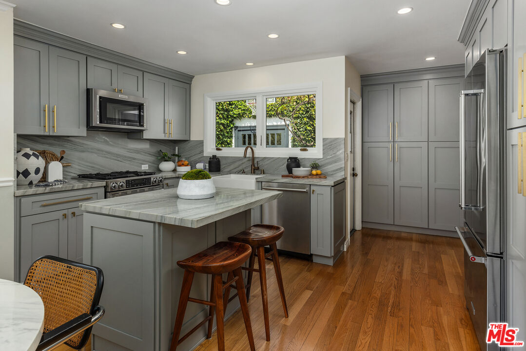 2366 Edgewater Ter