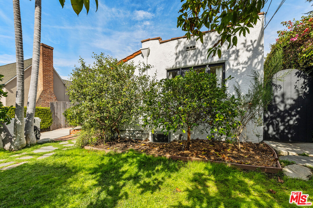 2366 Edgewater Ter