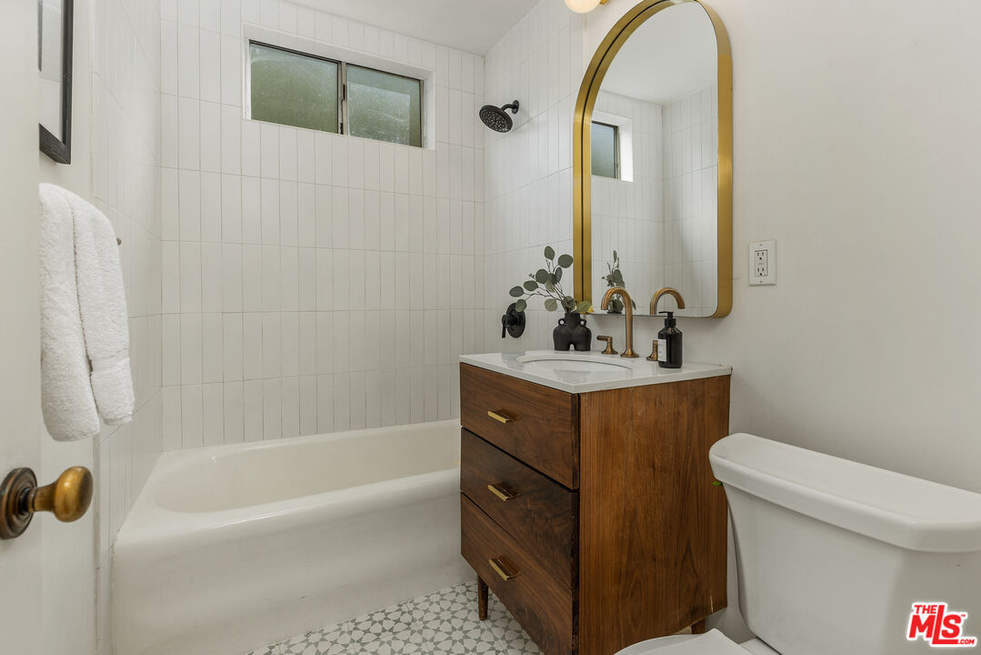 2366 Edgewater Ter