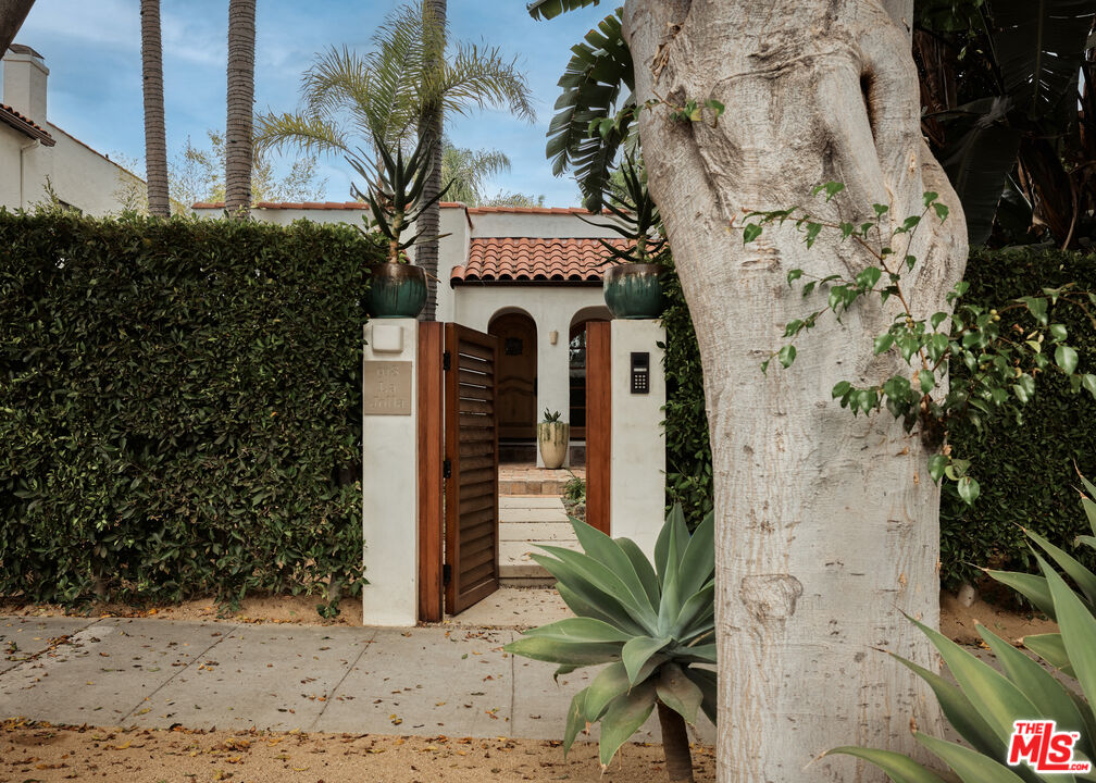 918 N La Jolla Ave