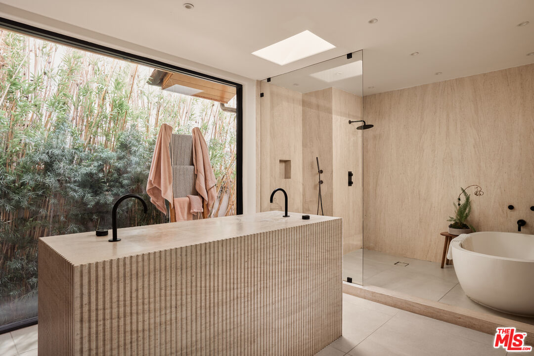 918 N La Jolla Ave
