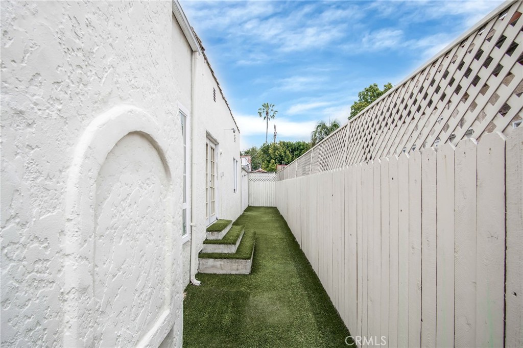 546 N Martel Avenue