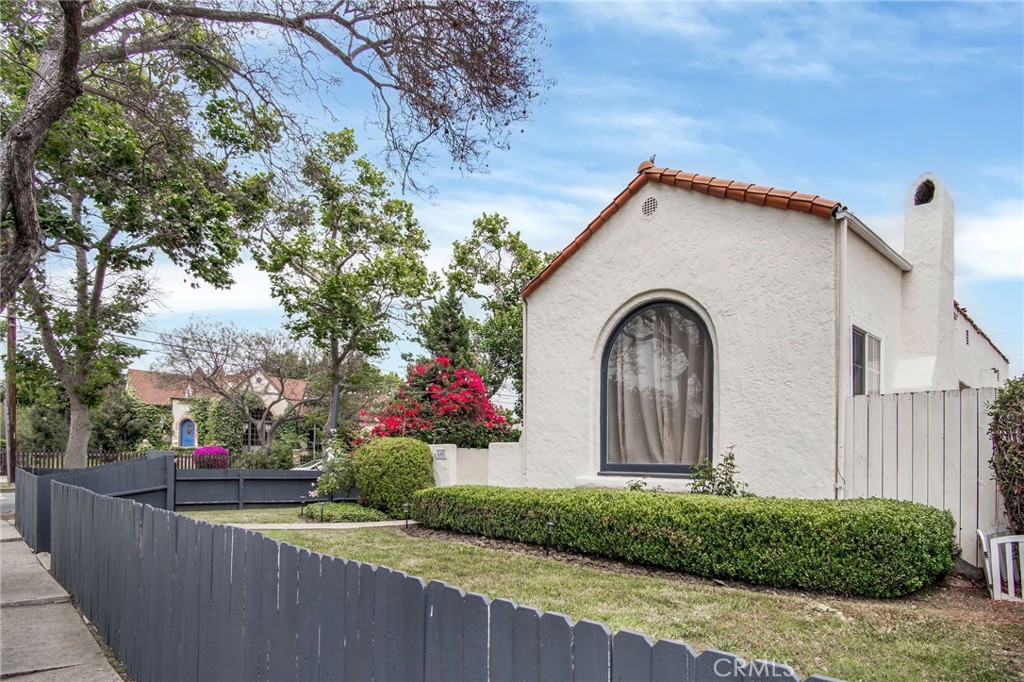 546 N Martel Avenue