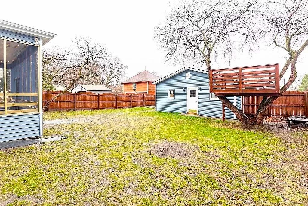 700 W Ashland Avenue