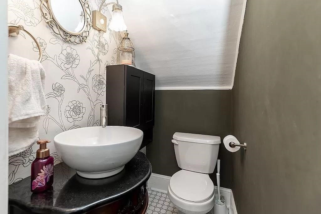 700 W Ashland Avenue