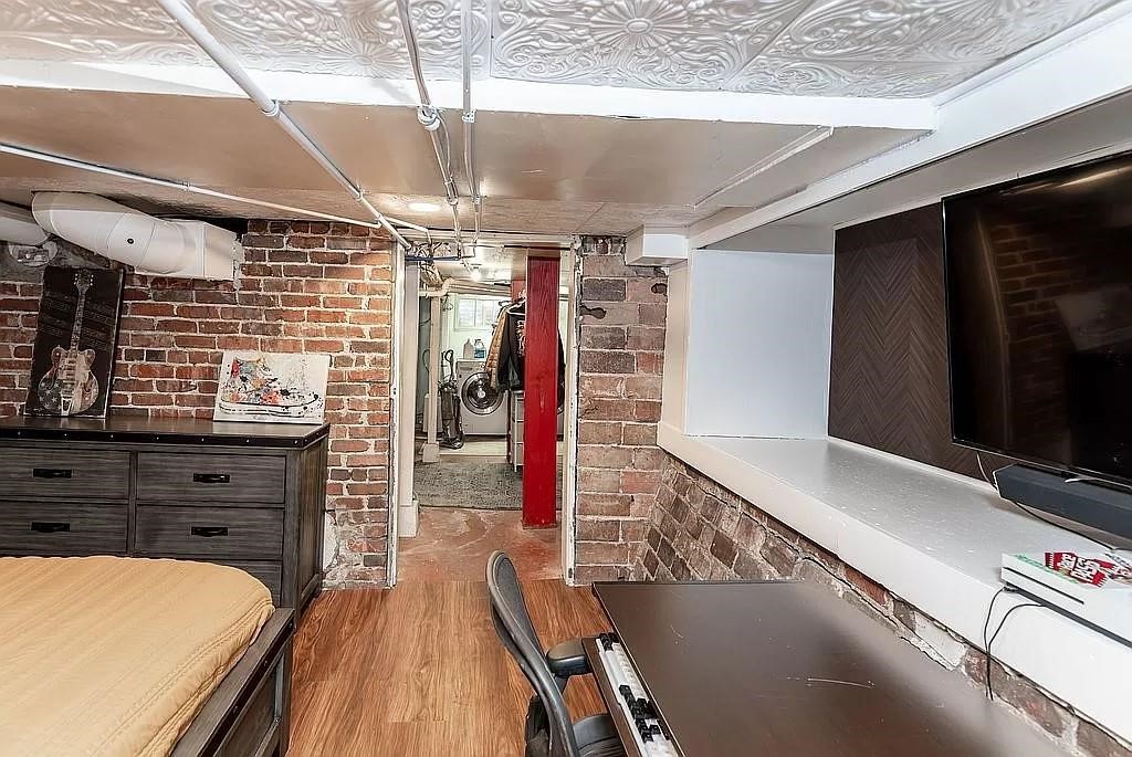 700 W Ashland Avenue