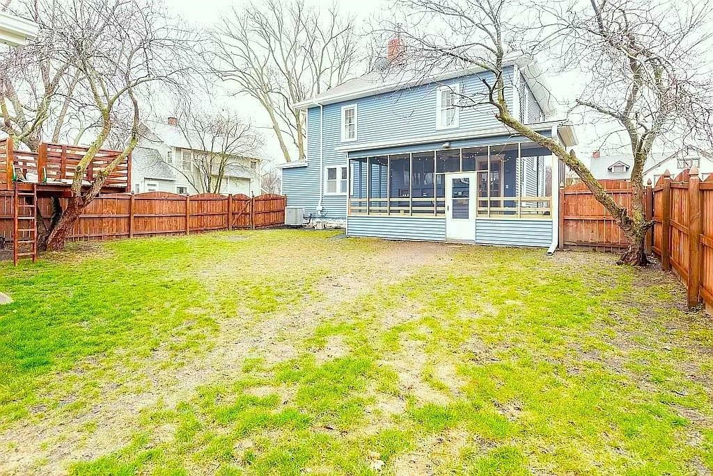 700 W Ashland Avenue