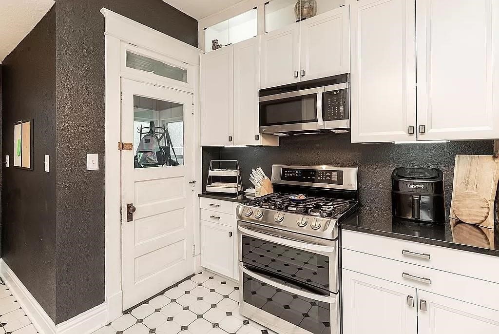 700 W Ashland Avenue
