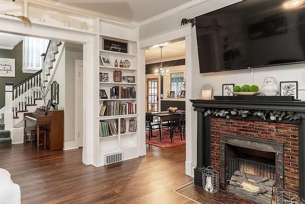 700 W Ashland Avenue