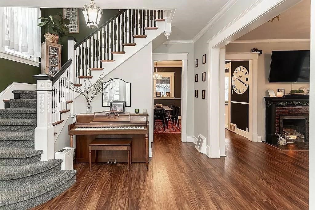 700 W Ashland Avenue